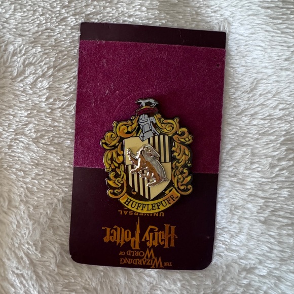 Harry Potter Hufflepuff tie and pin - Picture 3 of 3